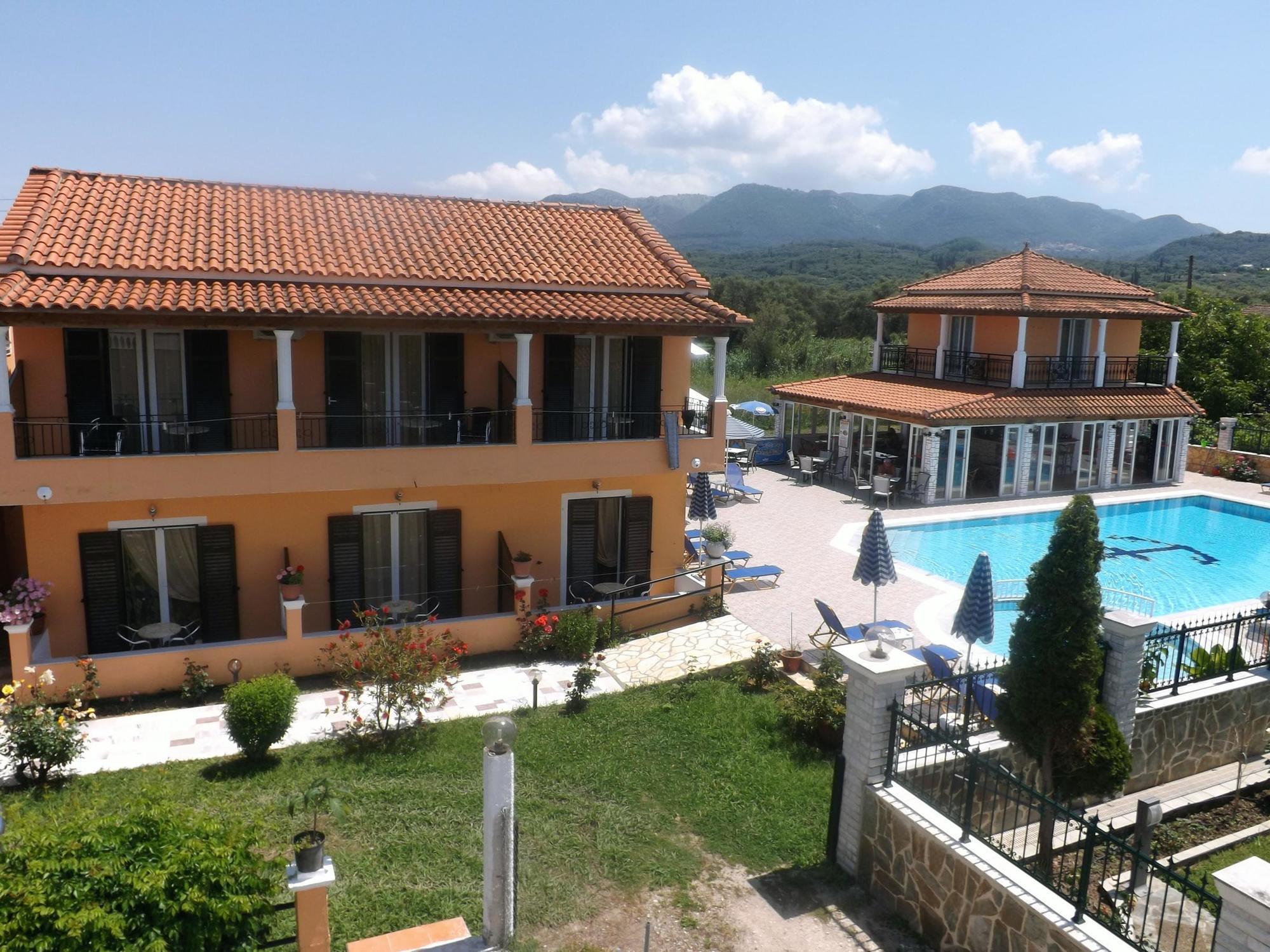 Makis Studios And Apartments * Roda (Corfu)